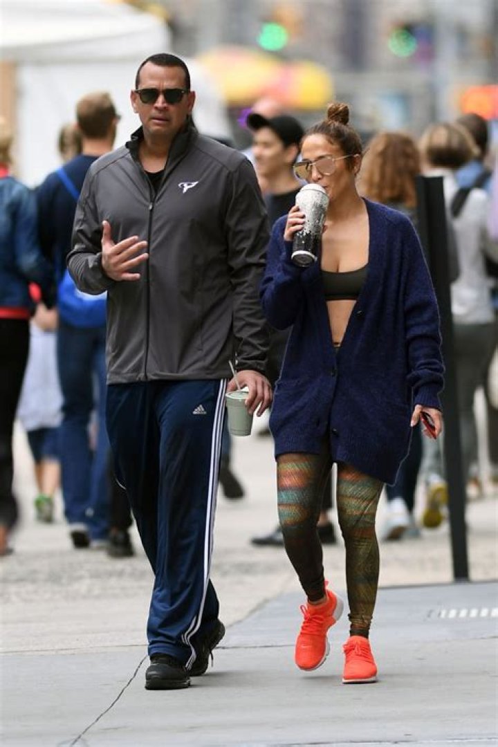 Jennifer Lopez Rocks Natural Hair During Workout With Alex Rodriguez – Hollywood Life