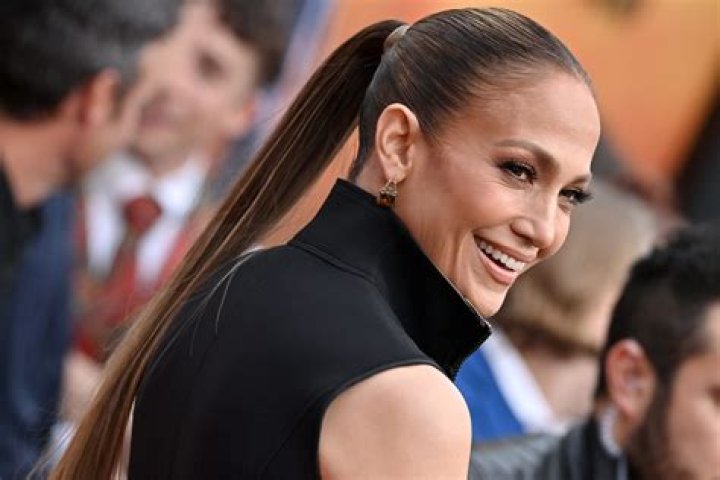 Jennifer Lopez Rocks Sexy Highlights & Mega Volume At ‘GMA’ Concert