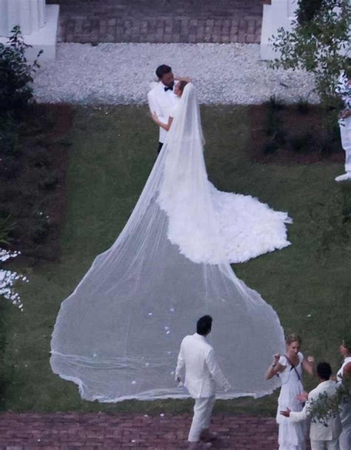 Jennifer Lopez’s 2nd Wedding Dress With Ben Affleck In Georgia: Photos – Hollywood Life