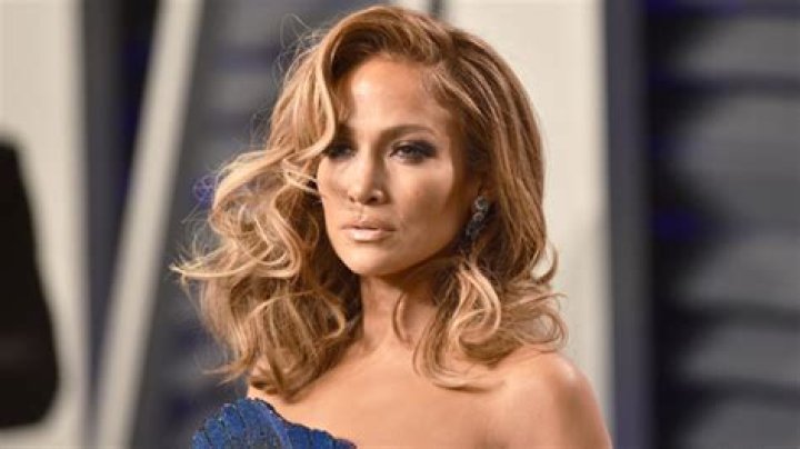 Jennifer Lopez’s Curly Hair For The Holidays – Pics – Hollywood Life