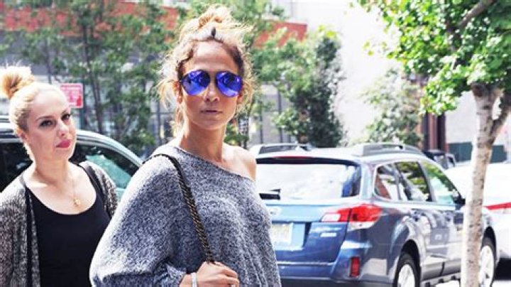 Jennifer Lopez Shows That You Can Wear This Summer Shoe With Anything