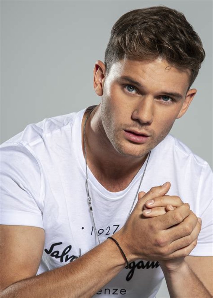 Jeremy Irvine — Exclusive Portraits – Hollywood Life