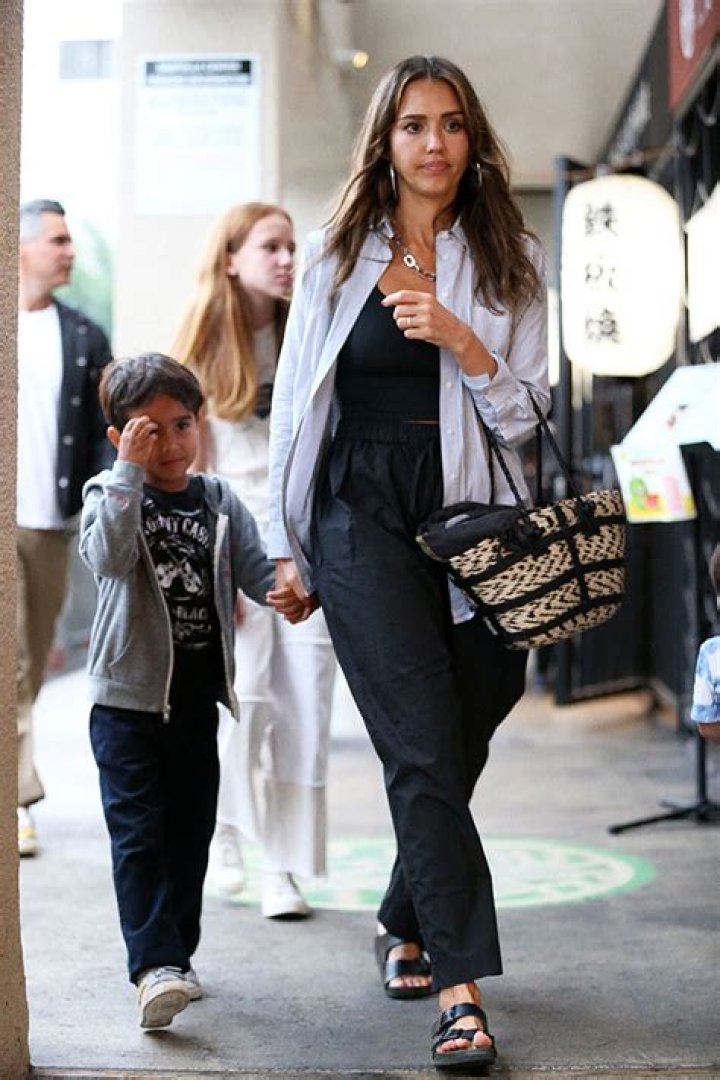 Jessica Alba & Cash Warren Go To Dinner With Kids Haven & Hayes – Hollywood Life