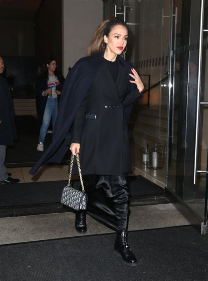 Jessica Alba Flaunts Red Lipstick & Black Outfit In New York City – Hollywood Life