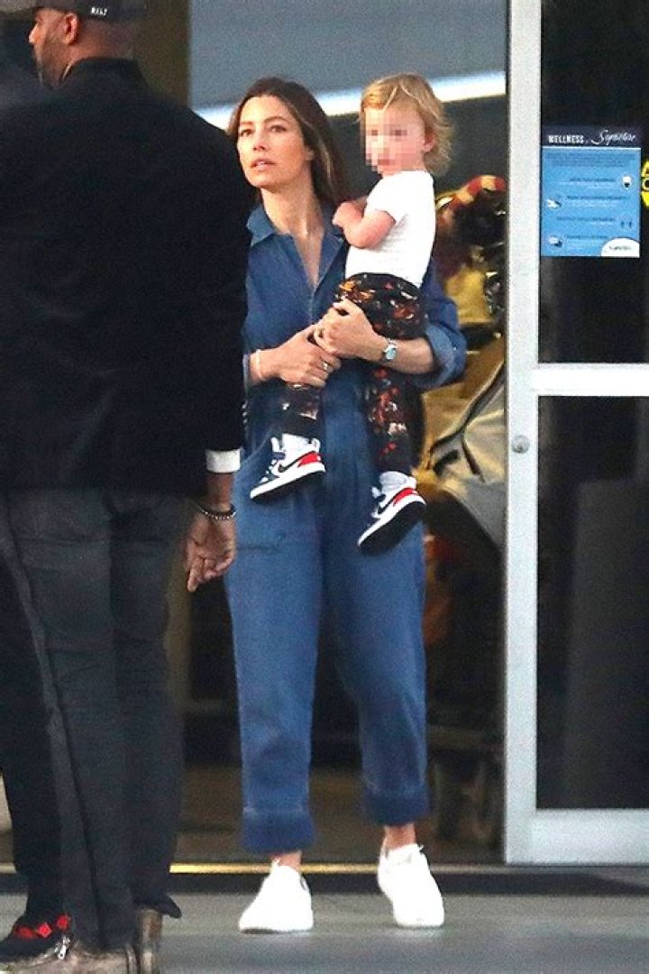 Jessica Biel & Son Phineas At Airport With Justin Timberlake: Photos – Hollywood Life