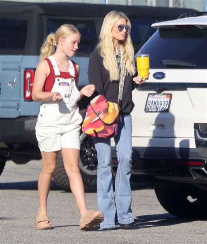Jessica Simpson & Daughter Maxwell Look Like Twins While Shopping – Hollywood Life
