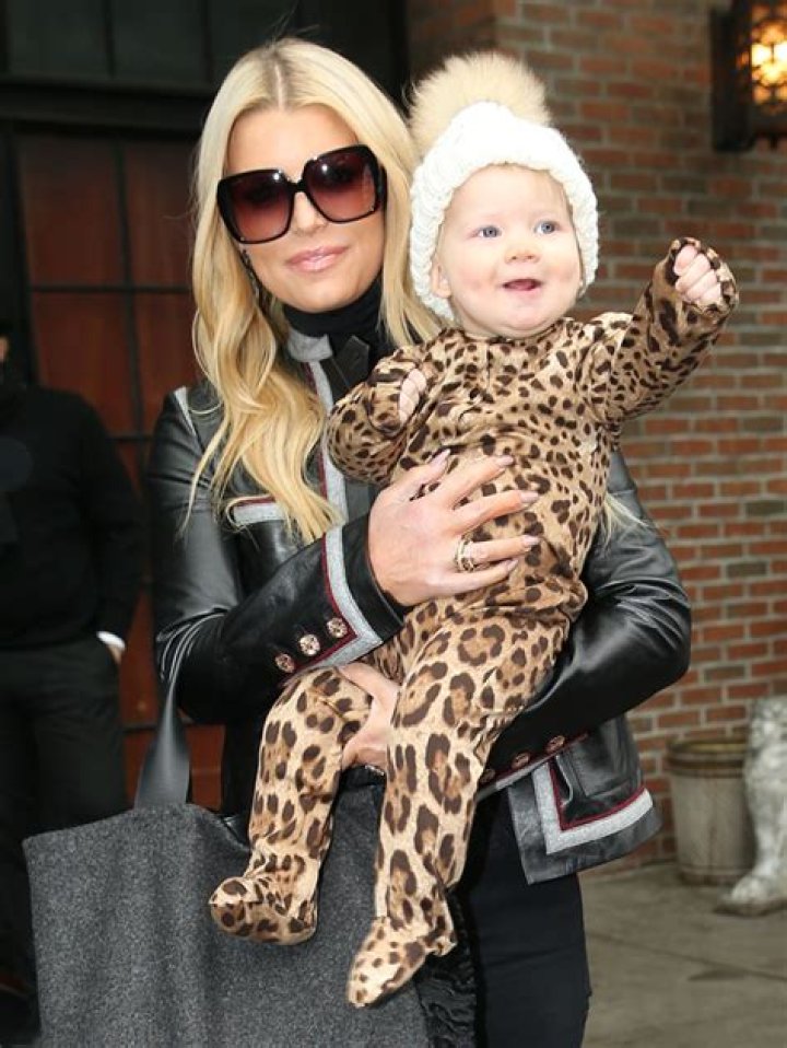 Jessica Simpson Holds Daughter Birdie & Reveals Her Singing Abilities – Hollywood Life