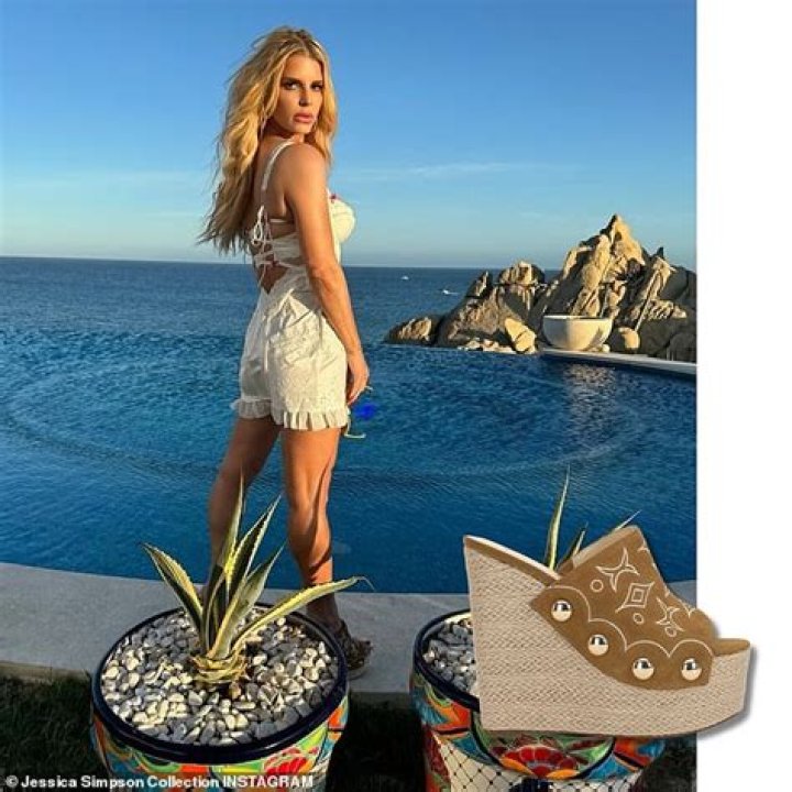 Jessica Simpson In Bikinis — Sexiest Photos