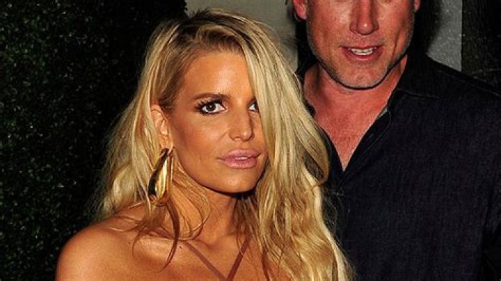 Jessica Simpson Rocks One-Piece Swimsuit With A Plunging Neckline – Hollywood Life