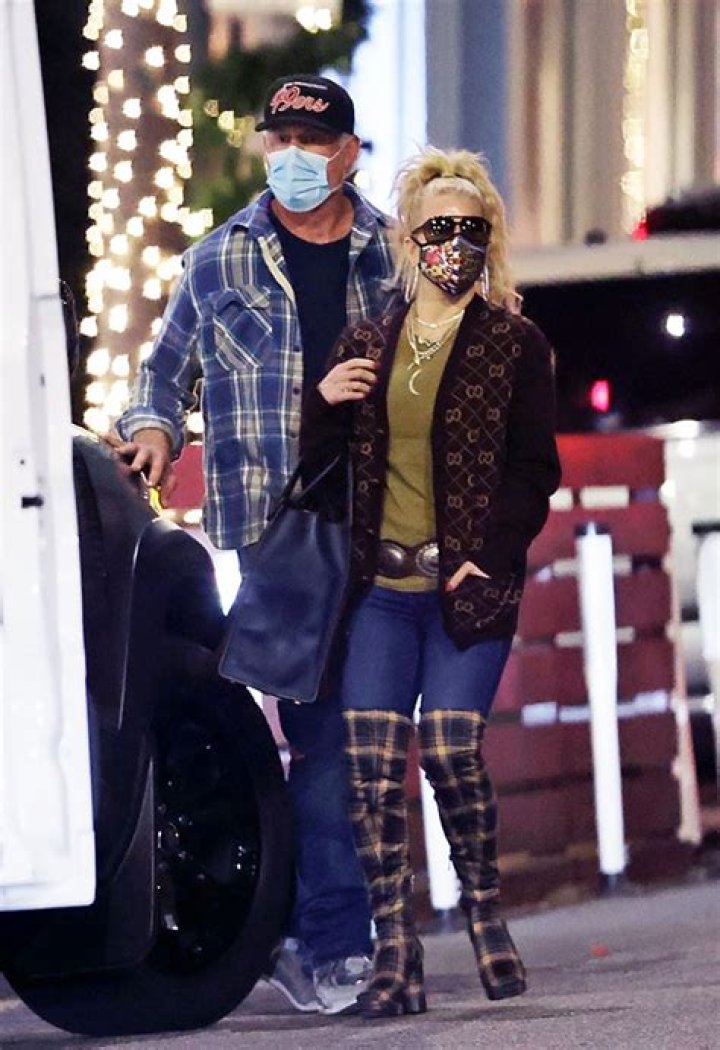 Jessica Simpson Rocks Thigh High Boots & Jeans Out With Husband – Hollywood Life