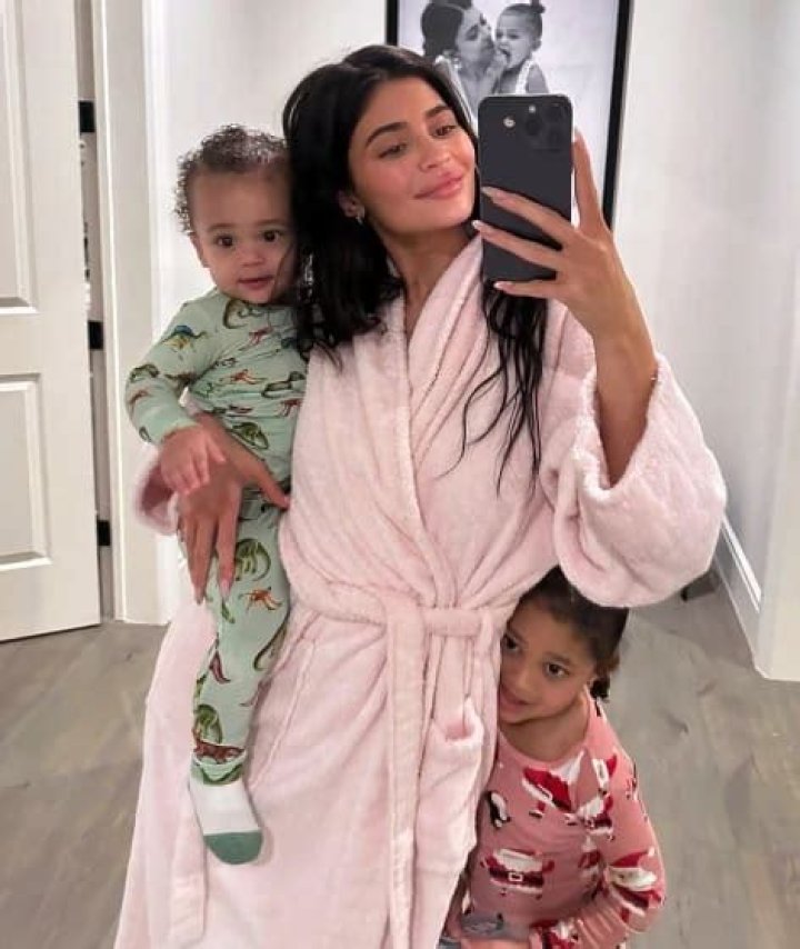 Jessica Simpson Vs. Kendall & Kylie Jenner: Who Wore The Sexy Bathing Suit Better?