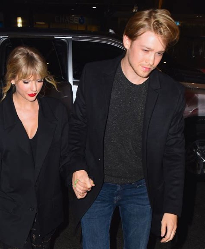 Joe Alwyn At Taylor Swift’s New Year’s Eve Party — See Fan Pic – Hollywood Life