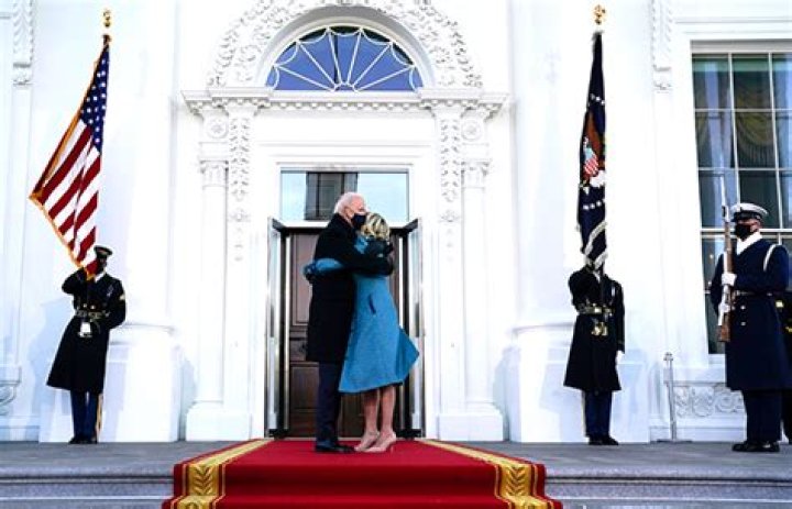 Joe Biden & Jill Kiss In Photos At White House On Inauguration Day – Hollywood Life
