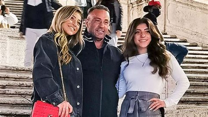 Joe Giudice & Daughters Wear Matching Outfits In The Bahamas: Pic – Hollywood Life