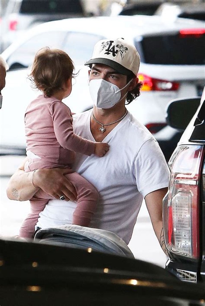 Joe Jonas Cradles Daughter Willa Amid Wife Sophie Turner’s Pregnancy – Hollywood Life