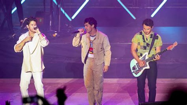 Joe Jonas Performs 1st Concert After Sophie Turner Divorce Filing – Hollywood Life