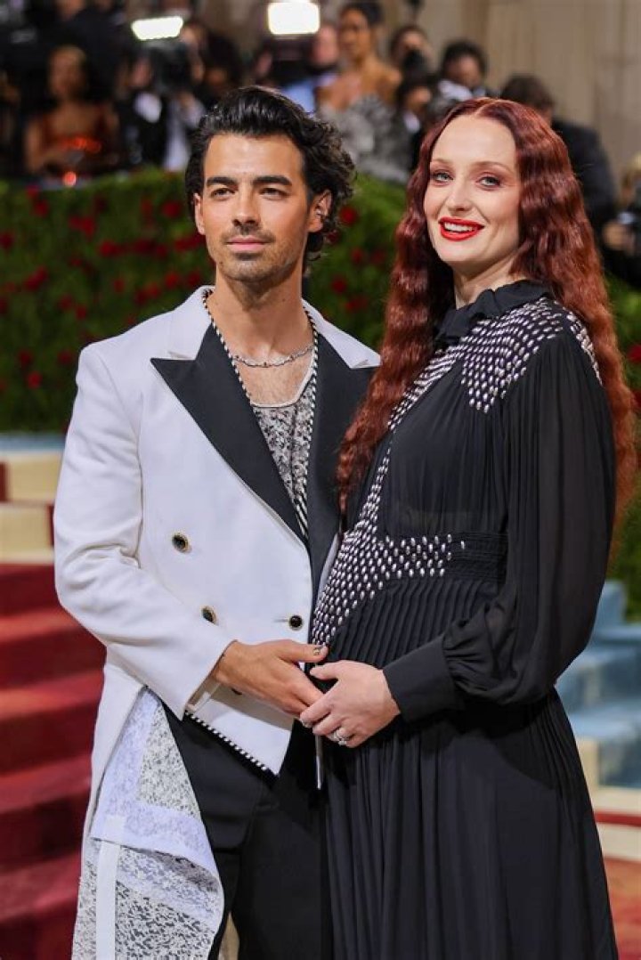 Joe Jonas & Pregnant Sophie Turner Cuddle On The Carpet At ‘The Staircase’ Premiere
