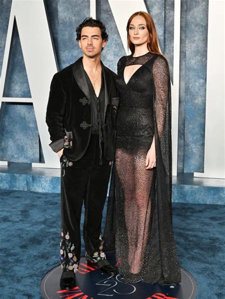 Joe Jonas & Sophie Turner Kiss While Wearing Matching Jerseys – Hollywood Life