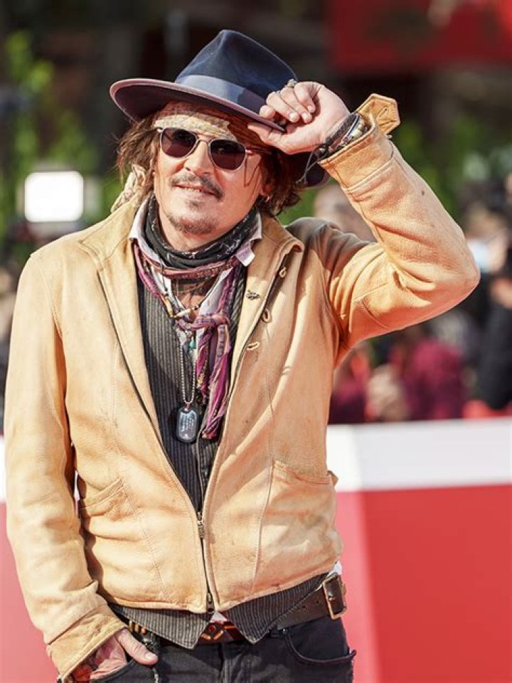 Johnny Depp Sings ‘Isolation’ By John Lennon At Jeff Beck Concert – Hollywood Life