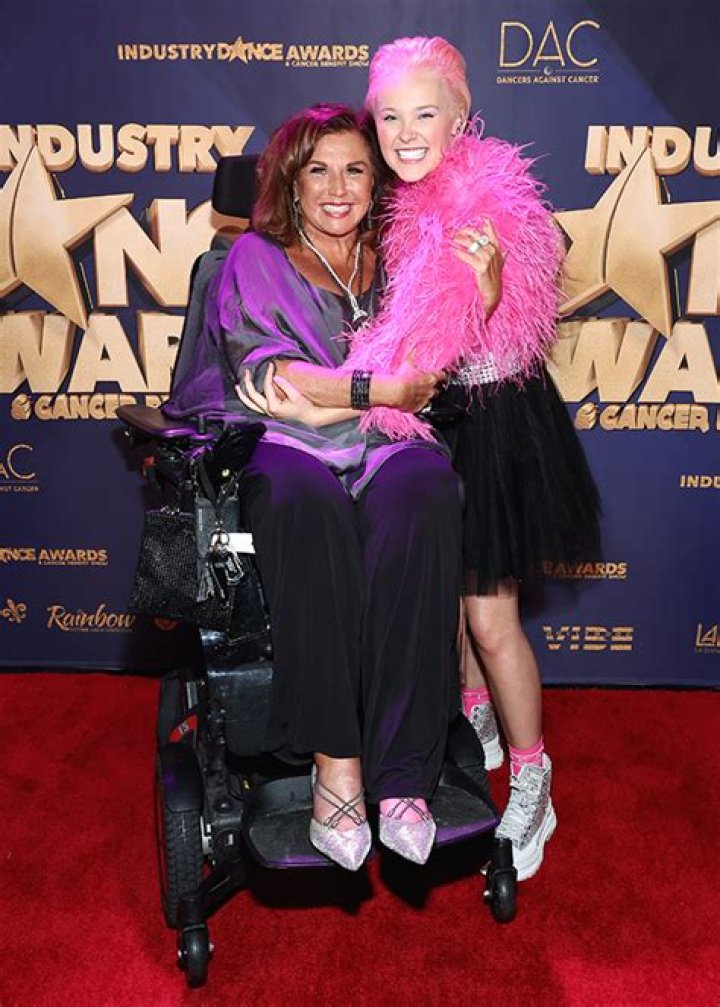 JoJo Siwa Debuts New Pink Hair & Reunites With Abby Lee Miller: Photo – Hollywood Life