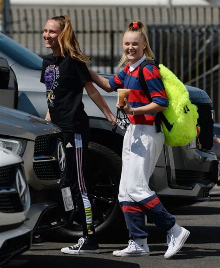 JoJo Siwa Kisses GF Kylie Prew As She Heads Into ‘DWTS’ Practice – Hollywood Life