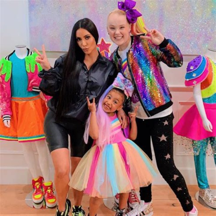 JoJo Siwa Paints Kids’ Choice Awards Rainbow During A Sweet Three-Song Mashup — Watch