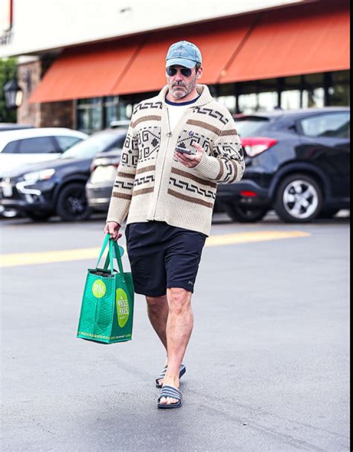 Jon Hamm Rocks ‘The Big Lebowski’ Sweater At Grocery Store: Photos – Hollywood Life