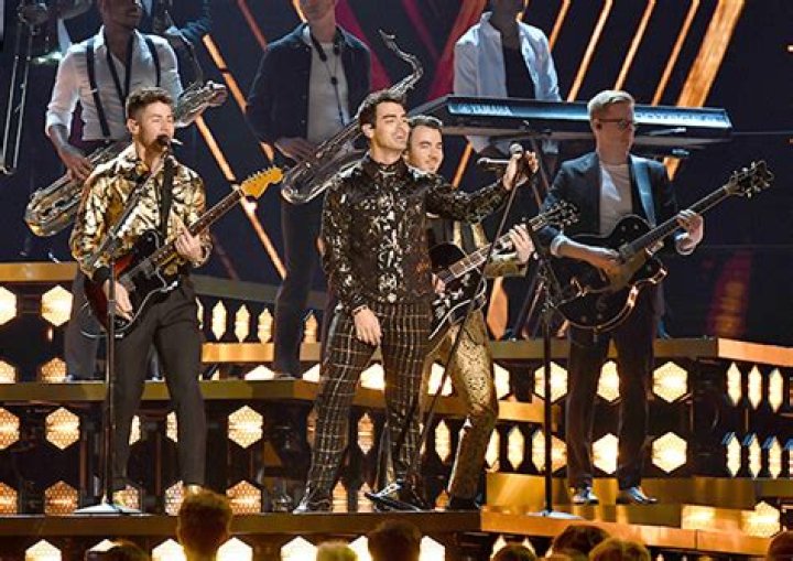 Jonas Brothers Drop New Song At Grammys, Perform ‘What A Man Gotta Do’ – Hollywood Life