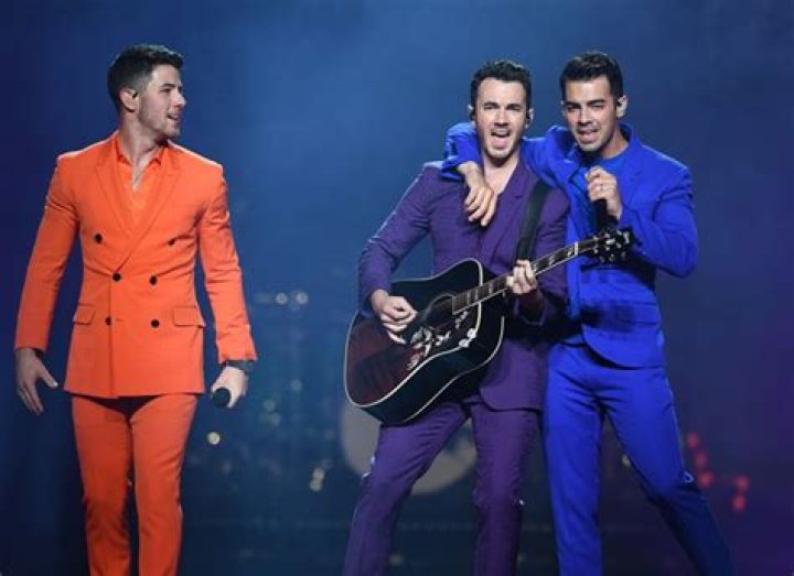 Jonas Brothers’ Happiness Begins Tour – Pics From The Shows – Hollywood Life