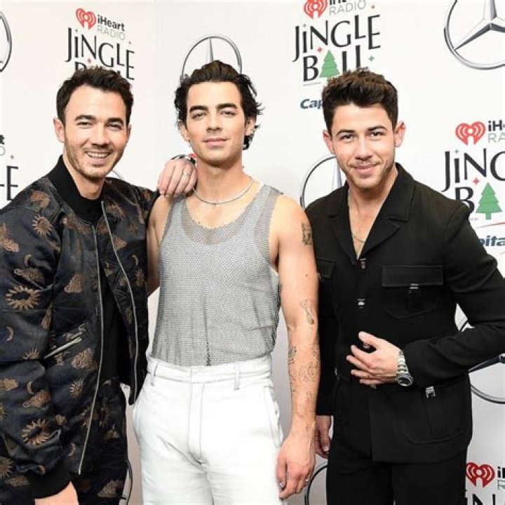 Jonas Brothers Sing Camp Rock’s ‘Gotta Find You’ At Atlanta Concert – Hollywood Life