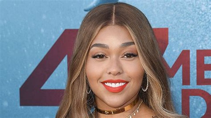 Jordyn Woods Shows Off Freckles & Long Lashes In Makeup-Free Selfies – Hollywood Life