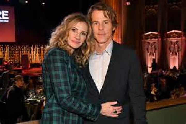 Julia Roberts & Husband Danny Moder Show PDA On Date Night In NYC – Hollywood Life