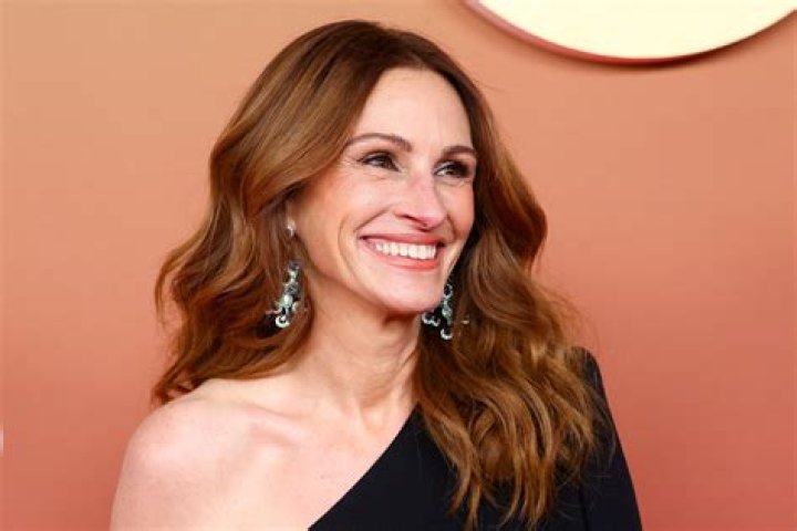 Julia Roberts’ Makeup Artist’s Go-to Foundation Will Blur Your Skin – Hollywood Life