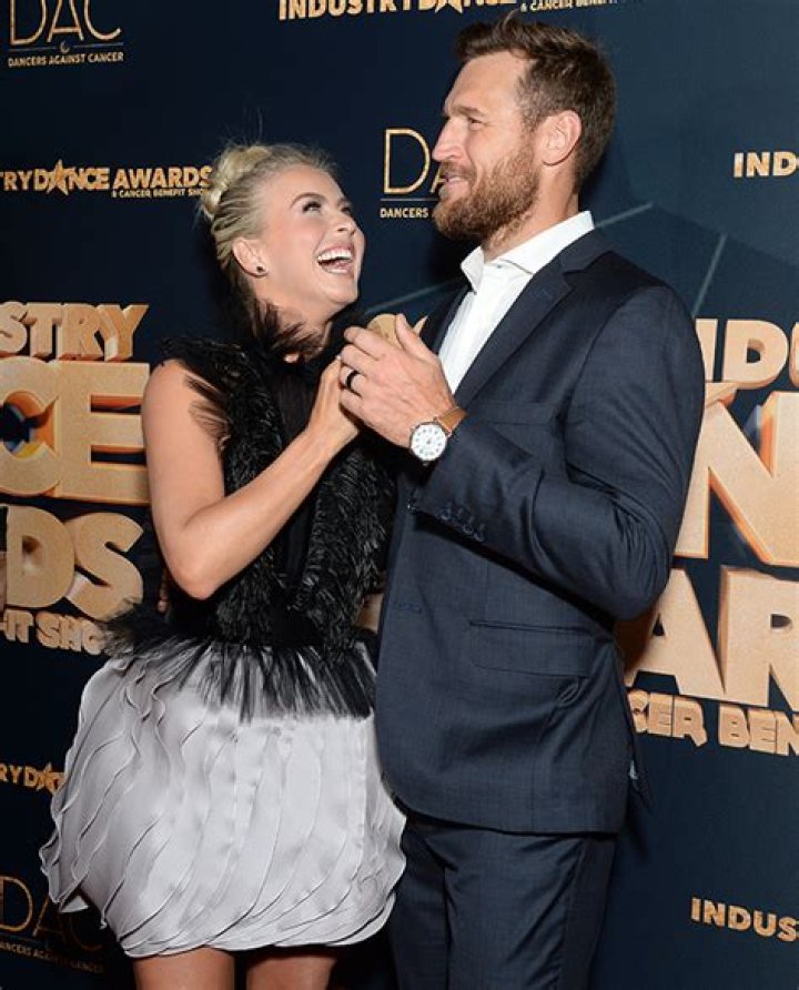 Julianne Hough & Brooks Laich Kiss After She Says She’s ‘Not Straight’ – Hollywood Life