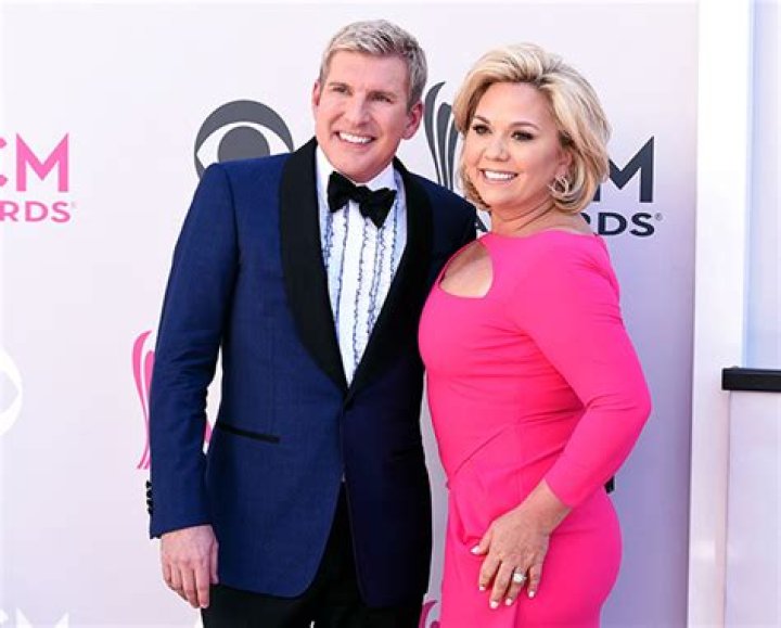 Julie Chrisley Reacts To Being Separated From Todd For Prison Sentence – Hollywood Life