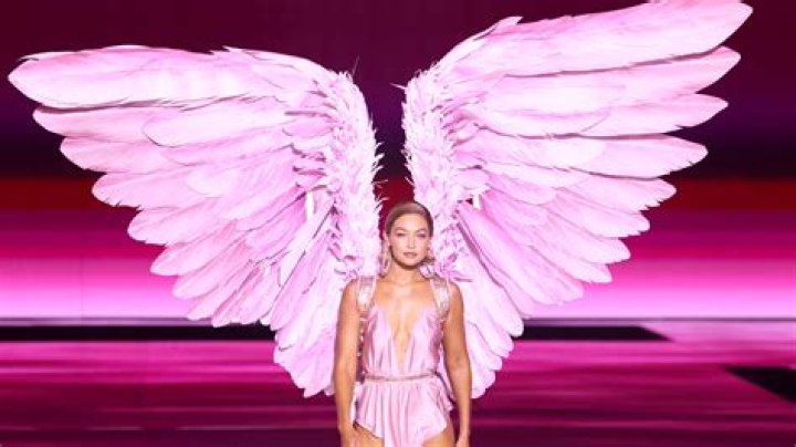 Justin Bieber Flirts With Victoria’s Secret Angels At Fashion Show — Report