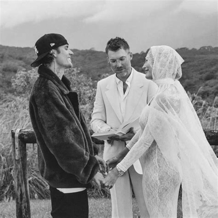Justin Bieber & Hailey Baldwin Kiss At Wedding — Photo – Hollywood Life