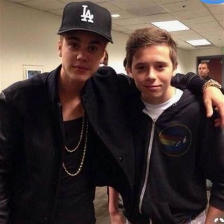 Justin Bieber Hugs Harper Beckham During His Concert In London – Hollywood Life