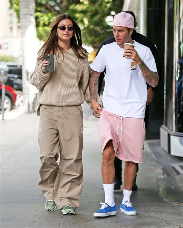 Justin Bieber Is Addicted to Selena And Is 'Very Sweet' To Her! Exclusive – Hollywood Life