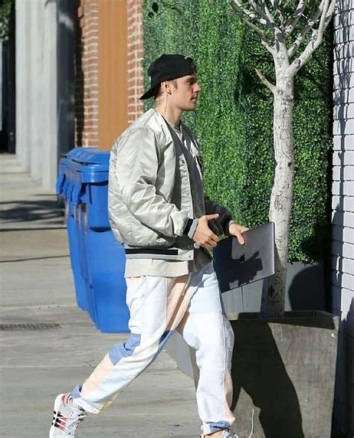 Justin Bieber Rocks Fedora Hat Over Shaved Head — Photo – Hollywood Life