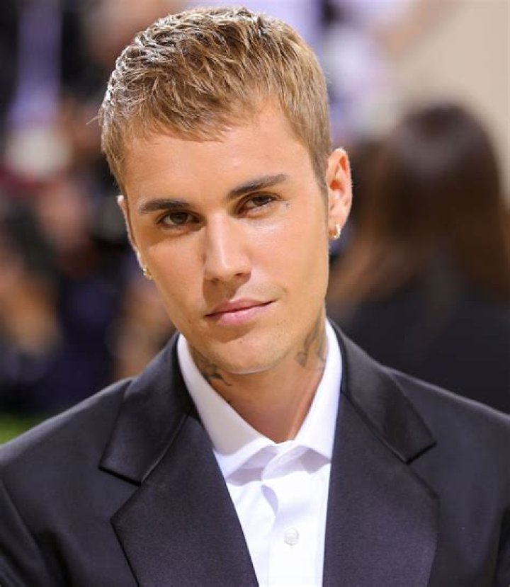Justin Bieber’s Sexy Beach Date – Hollywood Life