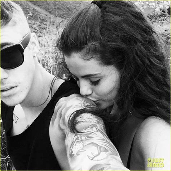 Justin Bieber & Selena Gomez Kissing!