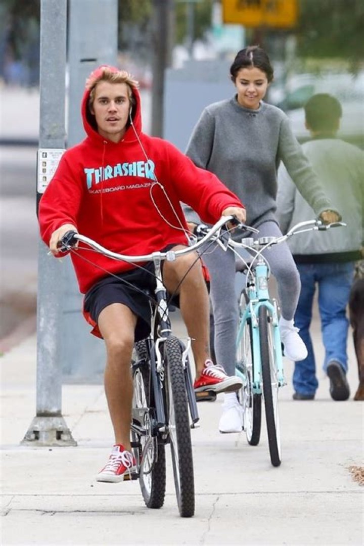 Justin Bieber & Selena Gomez & More Celebs Who Reunited With Exes In 2017