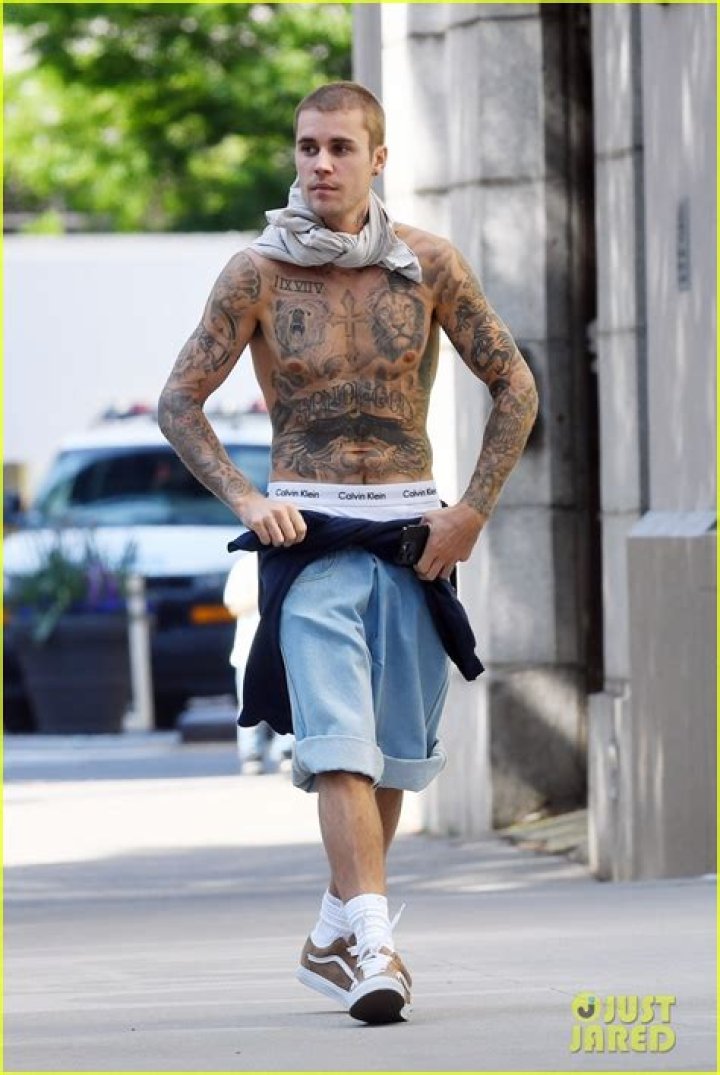 Justin Bieber Shows Off Abs & Tattoos While Working Out Shirtless