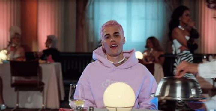Justin Bieber Shows Off His Pink Hair In ‘Yummy’ Music Video & Fans Go Wild – Watch