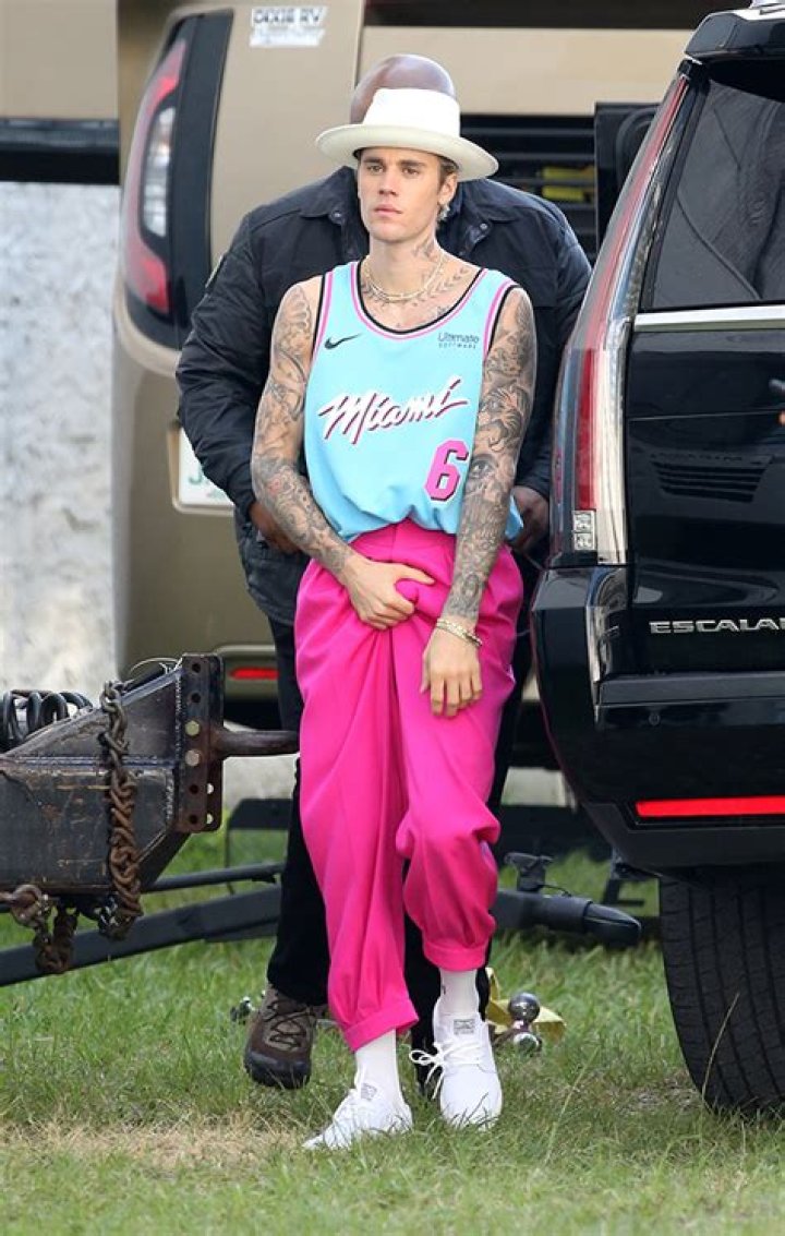 Justin Bieber Suffers Wardrobe Malfunction On The Set Of His New Music Video: See Wedgie Pic