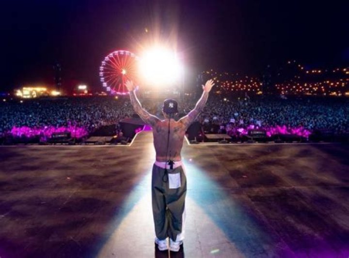 Justin Bieber Throws Arms Around Sofia Richie In Tokyo — See Pics