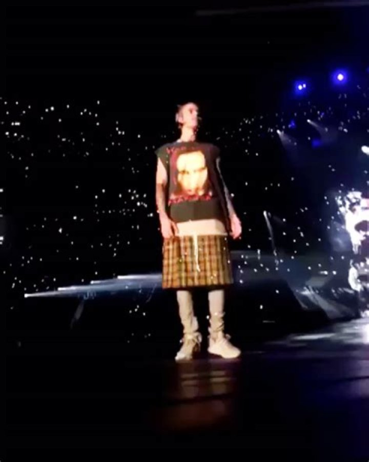 Justin Bieber Wears A Skirt On Stage During ‘Purpose’ Tour: Hot Or Not?