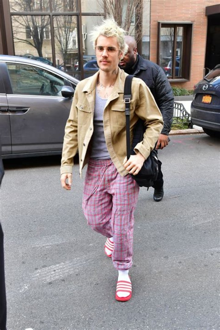 Justin Bieber Wears Pajama Pants Out In Brooklyn Hours Before SNL – Hollywood Life