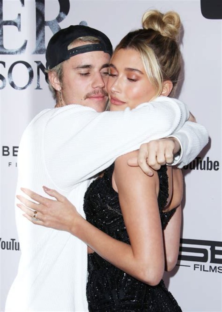 Justin & Hailey Bieber Cuddle At U.S. Open & Cheer On Coco Gauff – Hollywood Life